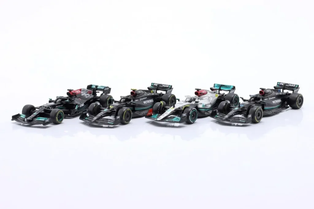 Model 1:43 Mercedes-AMG F1 W12 E Performance #44 (2021) / Mercedes-AMG F1 W13 E Performance #44 (2022) / Mercedes AMG F1 W14 E Performance #44 & #63 (2023) Lewis Hamilton / George Russell Formula One 2021 Bburago