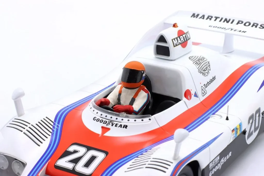 replica racing helmet 1:18 Sitzende Rennfahrer-figure with orangenem Helm Formula One year 1978 figurenmanufaktur