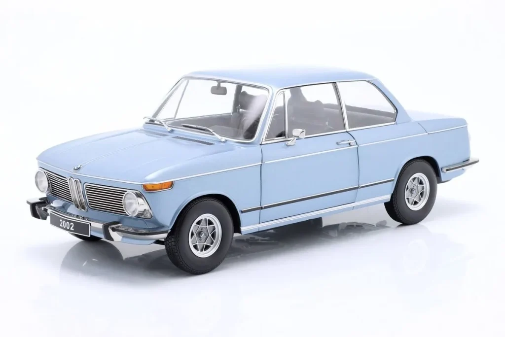 โมเดลรถ 1:12 BMW 2002 1. Serie ปี 1971 สีฟ้าอ่อนเมทัลลิก KK-Scale