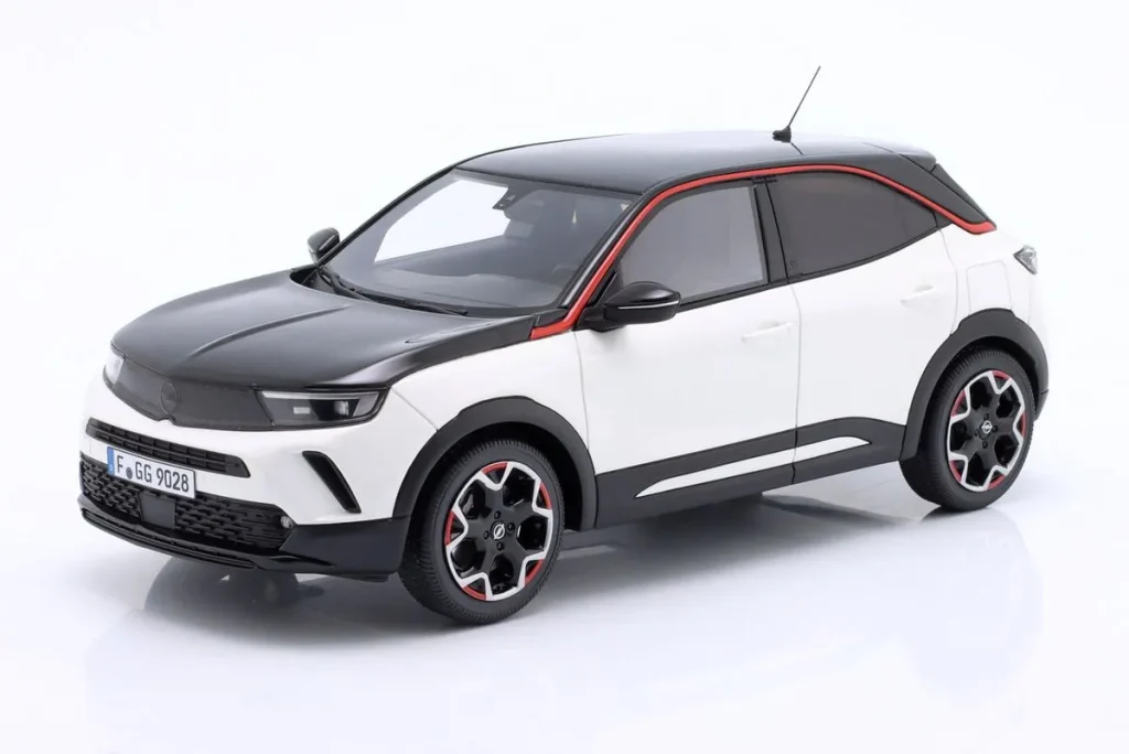 โมเดลรถ 1:18 Opel Mokka-E GS Line ปี 2021 สีขาว / ดำ Ottomobile