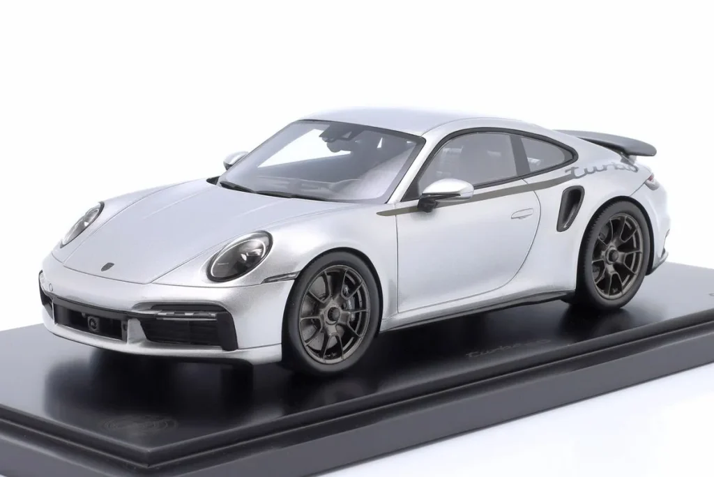 โมเดลรถ 1:18 Porsche 911 (992) Turbo S “50 Jahre Porsche” GT-silbermetallic Spark