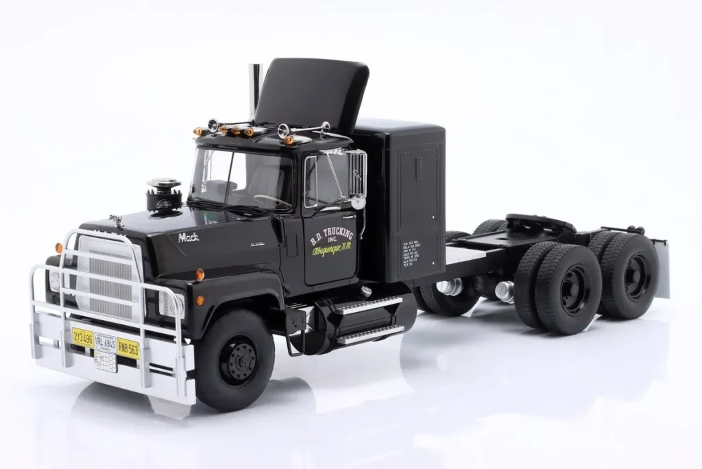 โมเดลรถ 1:18 Mack RL 700L Sattelzugmaschine Convoy ปี 1974 สีดำ Road Kings