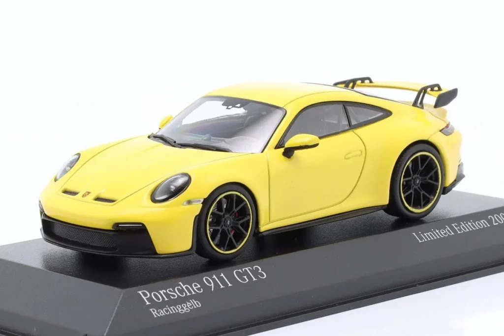 Model 1:43 Porsche 911 (992) GT3 year 2020 Colour racing yellowing Minichamps