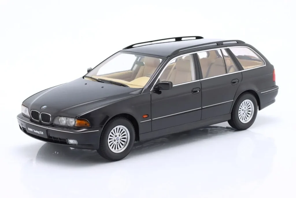 โมเดลรถ 1:18 BMW 5er Serie Touring (E39) ปี 1998 สี space ดำ เมทัลลิก Triple9
