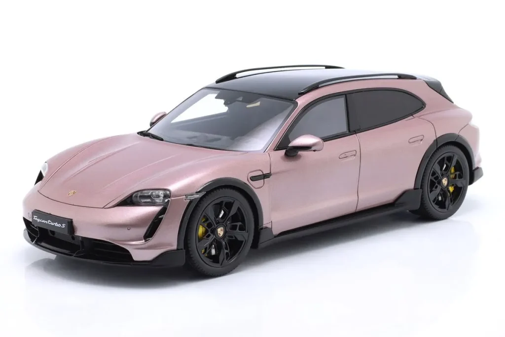 โมเดลรถ 1:18 Porsche Taycan Turbo S Cross Turismo ปี 2022 สีชมพู GT-SPIRIT
