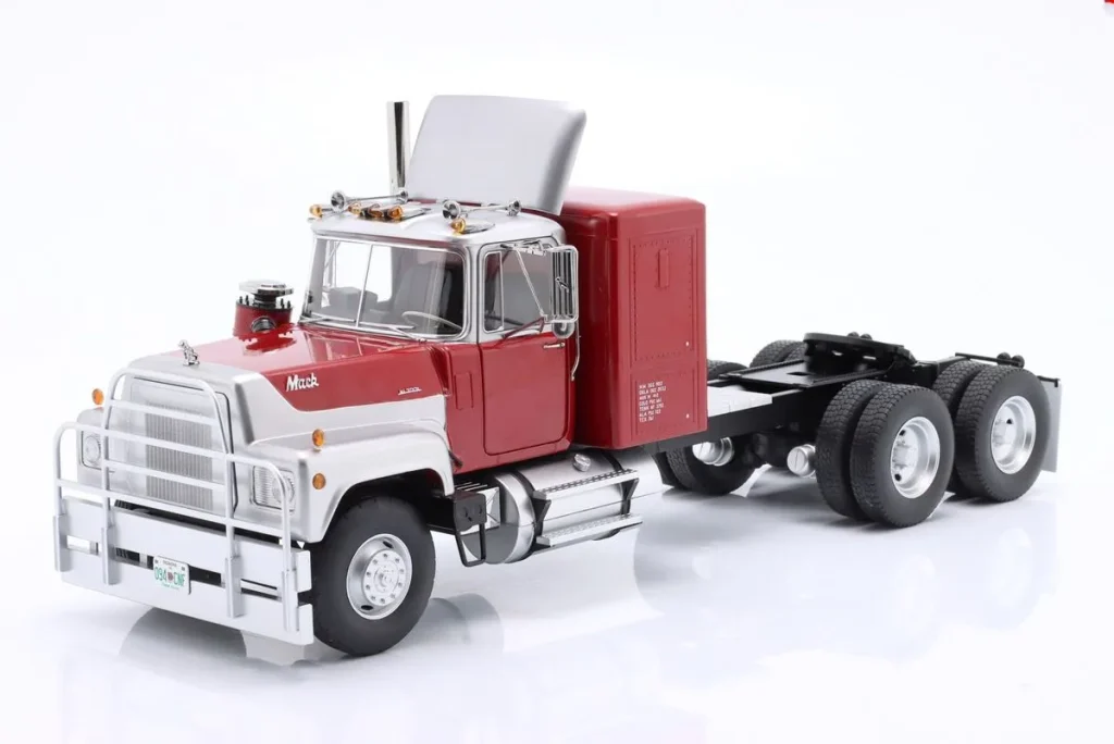 โมเดลรถ 1:18 Mack RL 700L Sattelzugmaschine ปี 1974 สีแดงเมทัลลิก / เงิน Road Kings