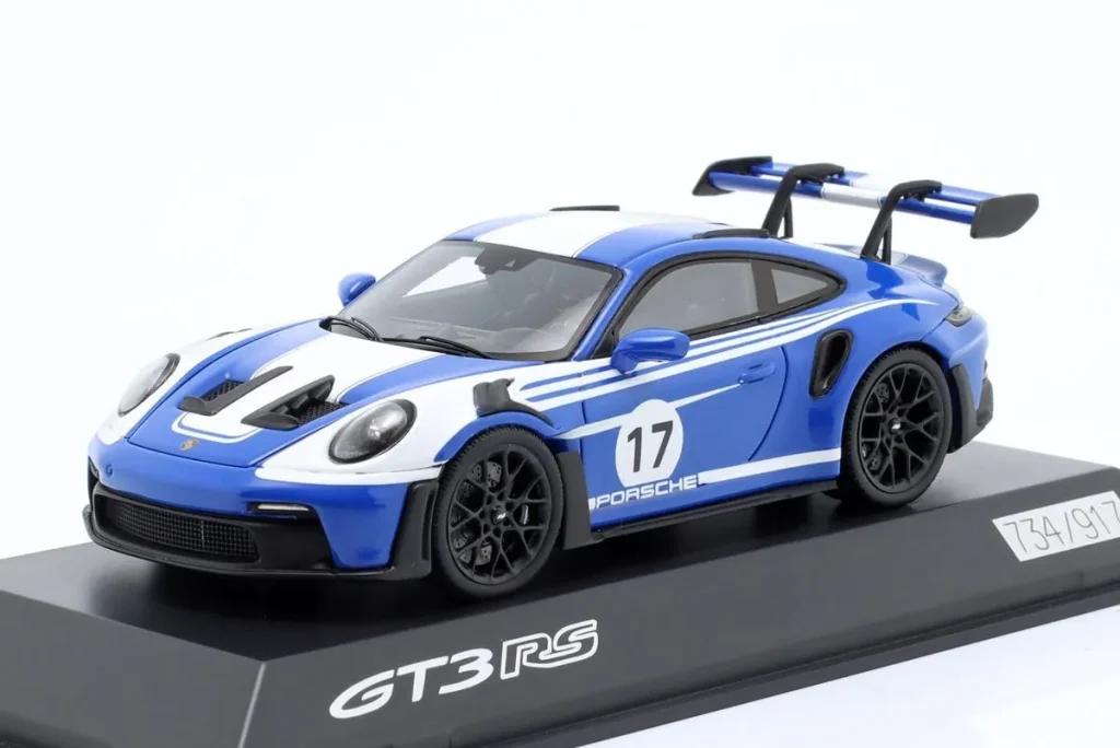 车型 1:43 Porsche 911 (992) GT3 RS Salzburg #17 蓝色 / 白色 Spark