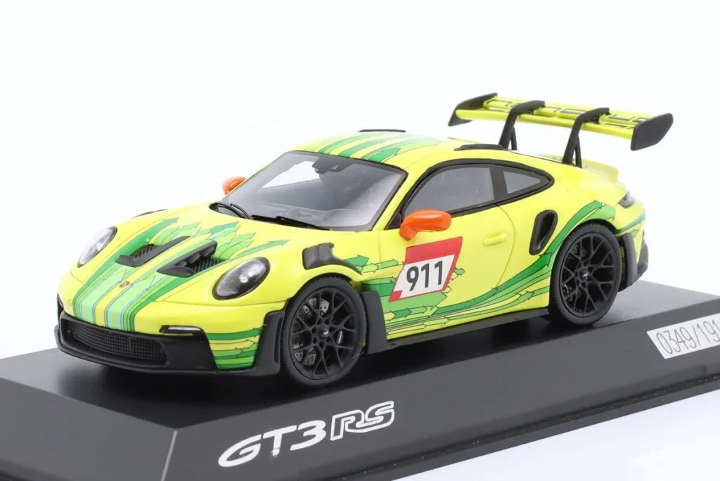 โมเดลรถ 1:43 Porsche 911 (992) GT3 RS #911 สีเหลือง / เขียว (Manthey Grello-Lackierung) Spark