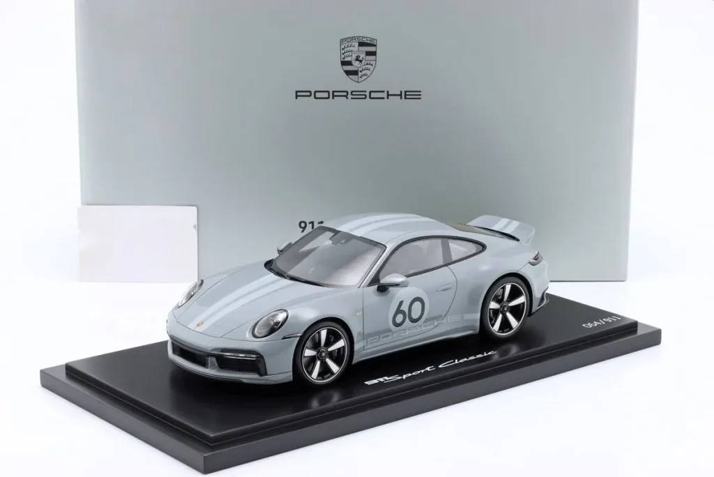 โมเดลรถ 1:18 Porsche 911 (992) Sport Classic #60 สีเทาเมทัลลิก Spark