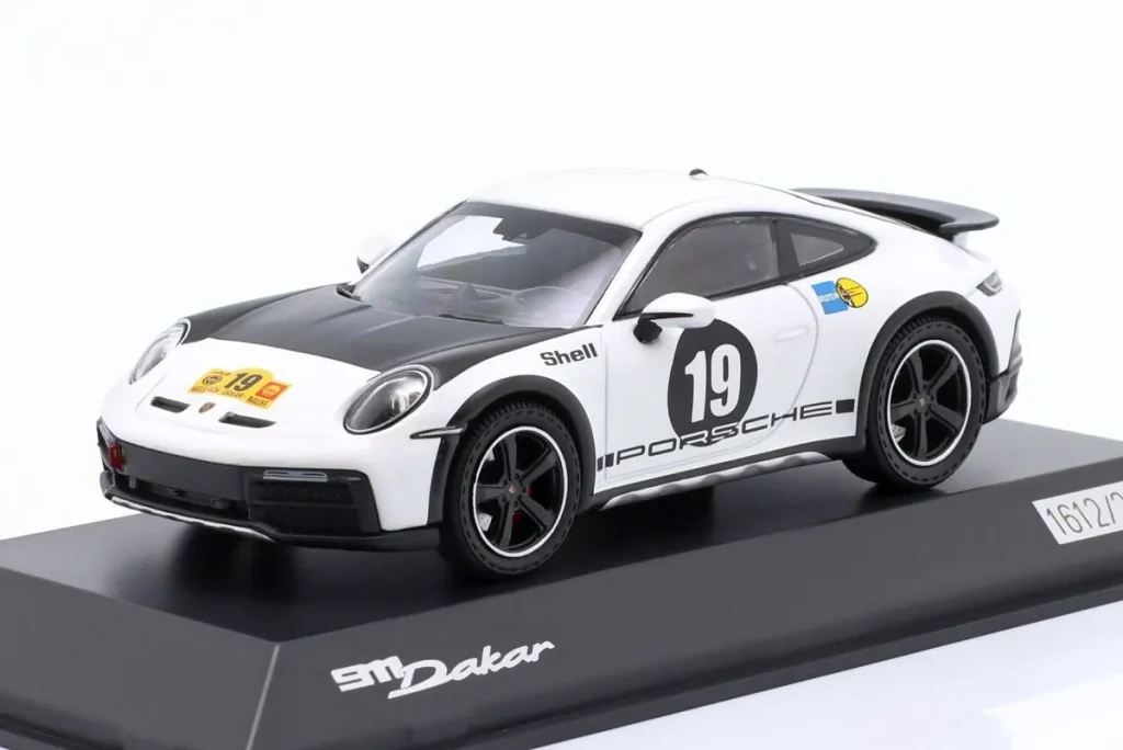 车型 1:43 Porsche 911 (992) Dakar #19 年 2023 白色 / 黑色 Spark