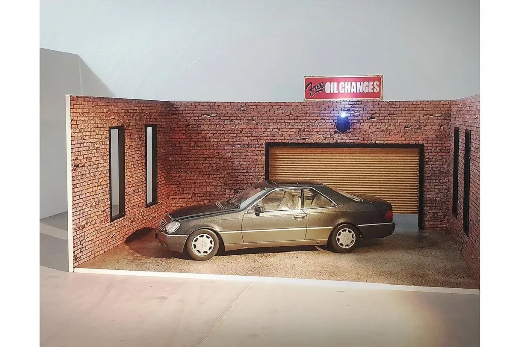 ไดโอรามา 1:18 Diorama-Bausatz Backstein Garagen Set beiges Rolltor สีเบจ Dioramatoys