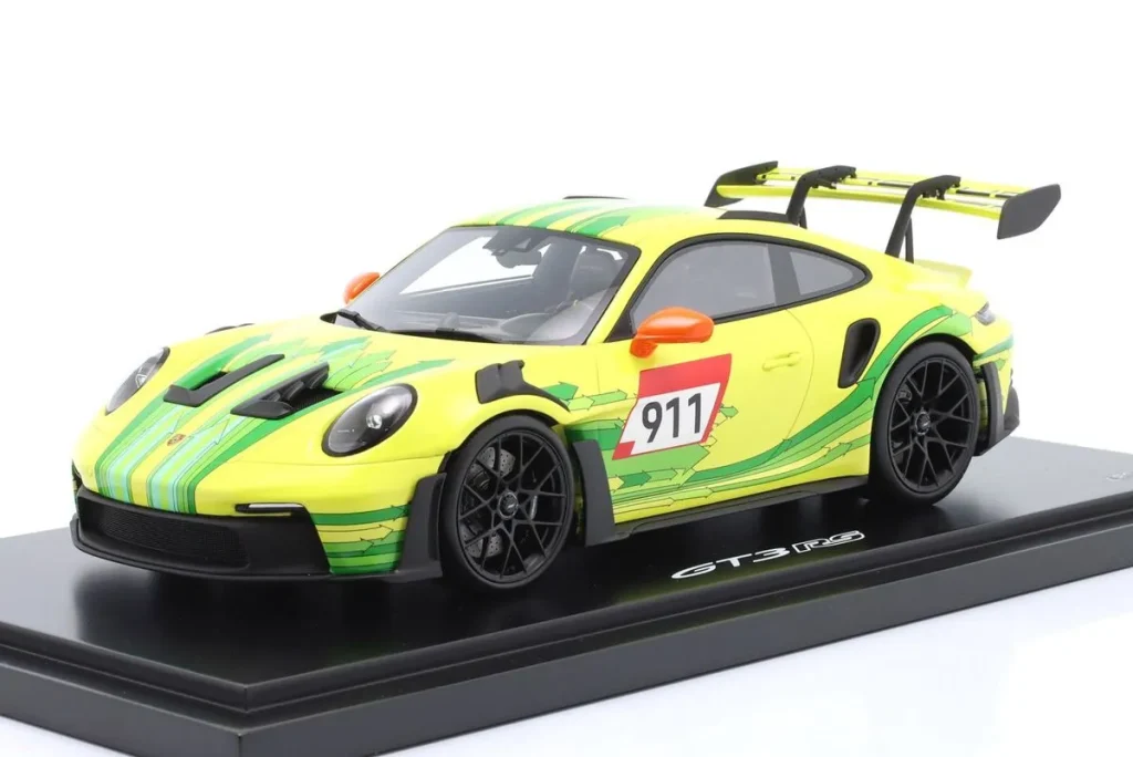 โมเดลรถ 1:18 Porsche 911 (992) GT3 RS #911 สีเหลือง / เขียว (Manthey Grello-Lackierung) Spark