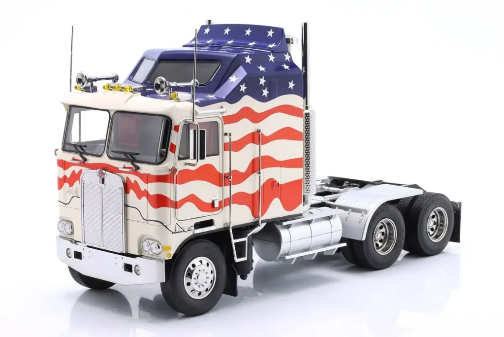โมเดลรถ 1:18 Kenworth K 100 Aerodyne Sattelzugmaschine “Stars & Stripes” ปี 1976 สีแดง / ขาว / น้ำเงิน (Stars & Stripes Design) Road Kings