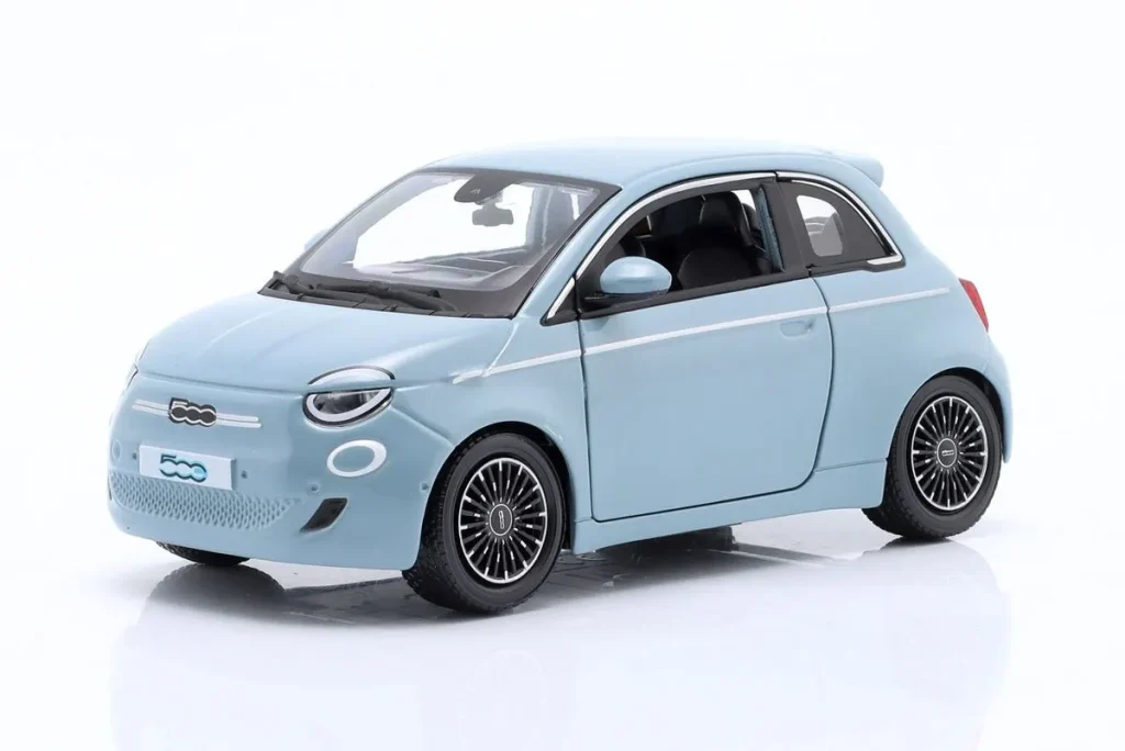 โมเดลรถ 1:24 Fiat 500e ปี 2023 สีฟ้าอ่อน Bburago