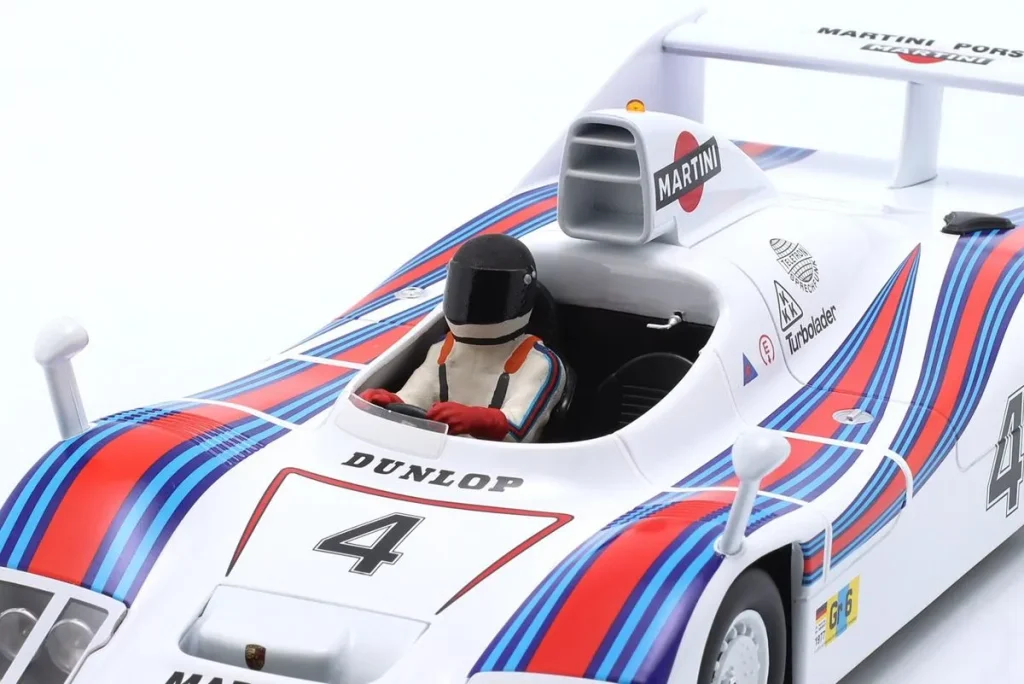 หมวกนักแข่งจำลอง 1:18 Sitzende Rennfahrer-ฟิกเกอร์ พร้อม ดำ Helm ปี 1977 figurenmanufaktur