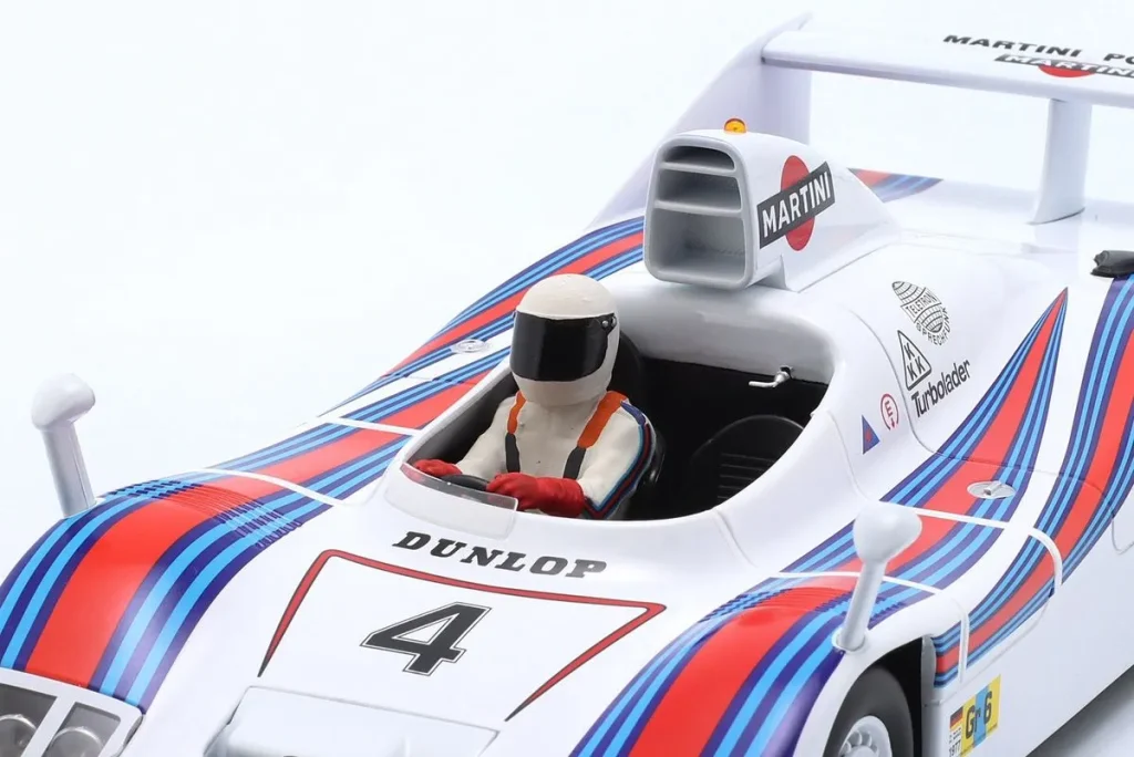 หมวกนักแข่งจำลอง 1:18 Sitzende Rennfahrer-ฟิกเกอร์ พร้อม ขาว Helm ปี 1977 figurenmanufaktur