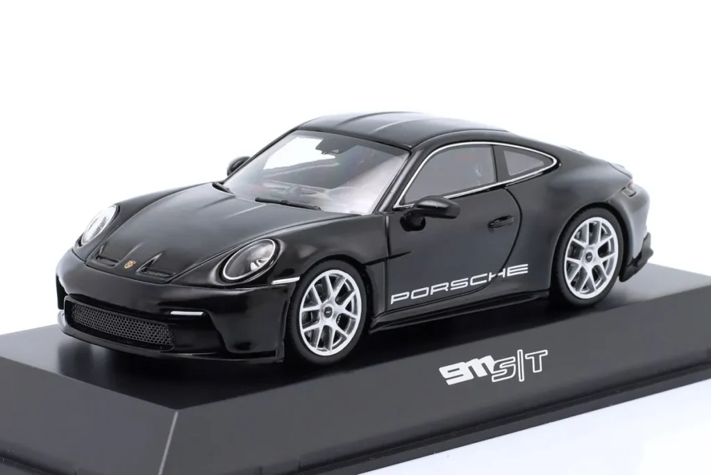 โมเดลรถ 1:43 Porsche 911 (992) S/T ปี 2023 สีดำ Spark