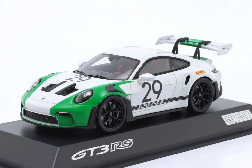 โมเดลรถ 1:43 Porsche 911 (992) GT3 RS #29 Jo Siffert Tribute สีเขียว / ขาว Spark