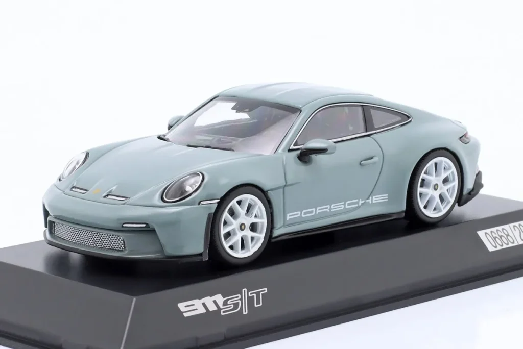 โมเดลรถ 1:43 Porsche 911 (992) S/T “60 Jahre Porsche 911 1963-2023”) สีเขียว Spark