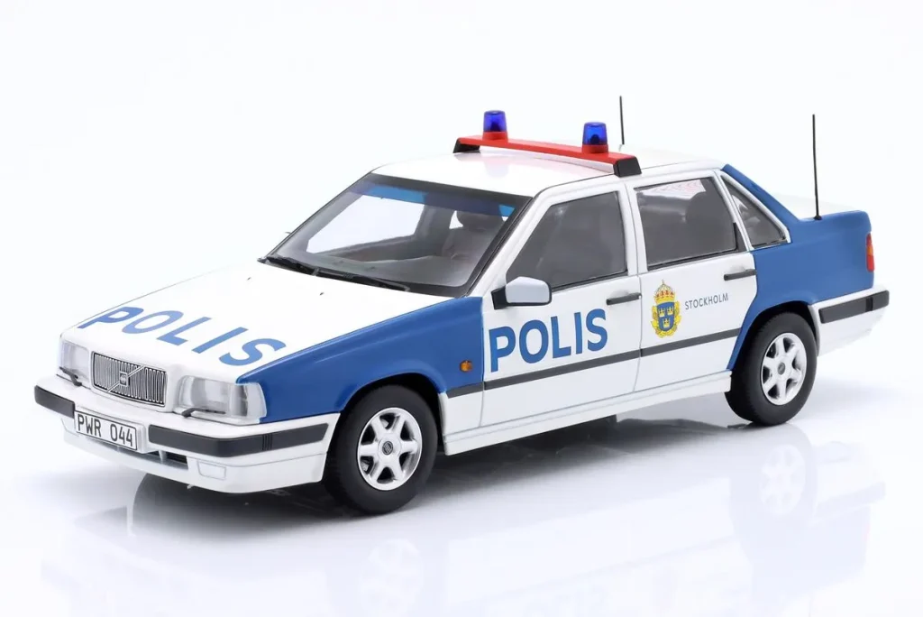 โมเดลรถ 1:18 Volvo 850 Polizei Schweden ปี 1993 สีขาวน้ำเงิน Triple9