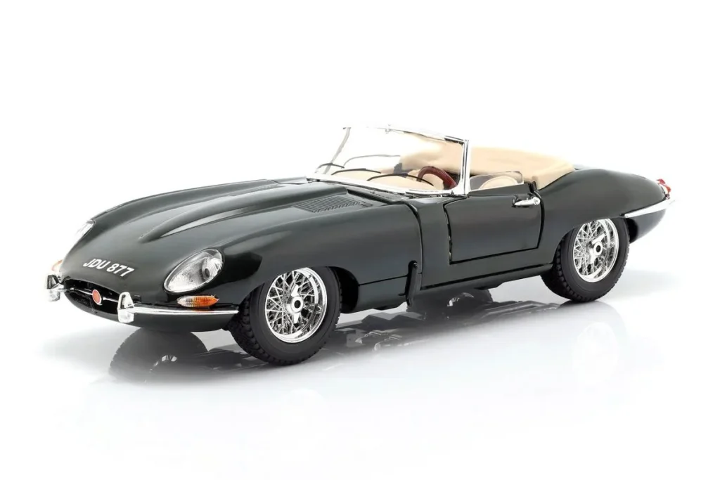 โมเดลรถ 1:18 Jaguar E-Type Cabriolet ปี 1961 สีเขียวเข้ม Bburago