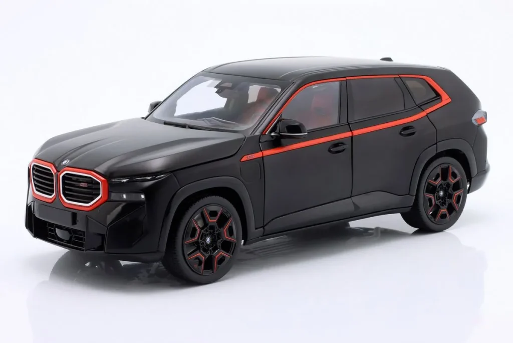 โมเดลรถ 1:18 BMW XM (G09) SUV ปี 2023 สีดำด้าน / ส้ม Minichamps