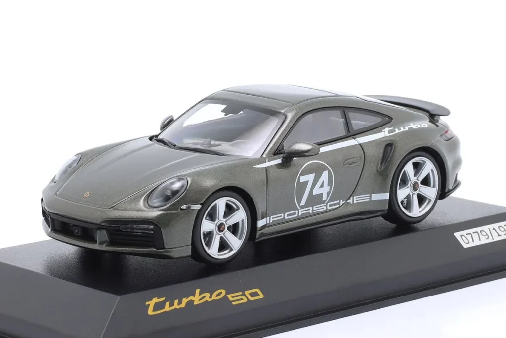 โมเดลรถ 1:43 Porsche 911 (992) Turbo S Heritage Design Paket “50 Jahre” #74 ปี 2024 สีเขียว Minichamps