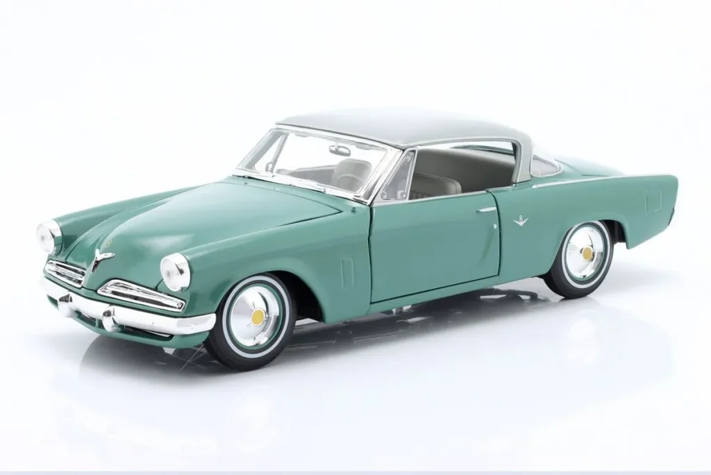 โมเดลรถ 1:18 Studebaker Starliner ปี 1953 สีเขียวมิ้นต์ / พร้อม เทาอ่อน Dach Maisto