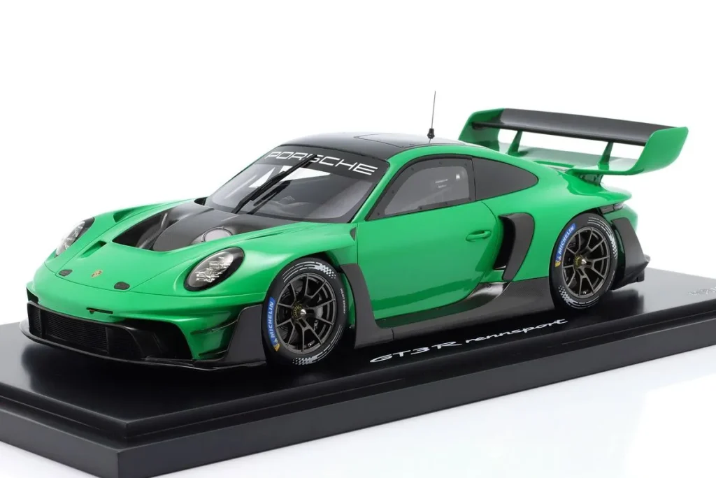 โมเดลรถ 1:18 Porsche 911 (992) GT3 R Rennsport ปี 2023 สี viper เขียว Spark