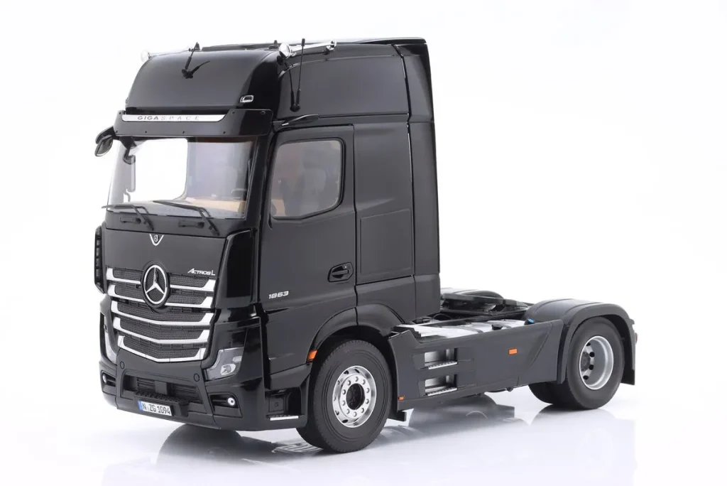 โมเดลรถ 1:18 Mercedes-Benz Actros L สีดำ พร้อม Design NZG