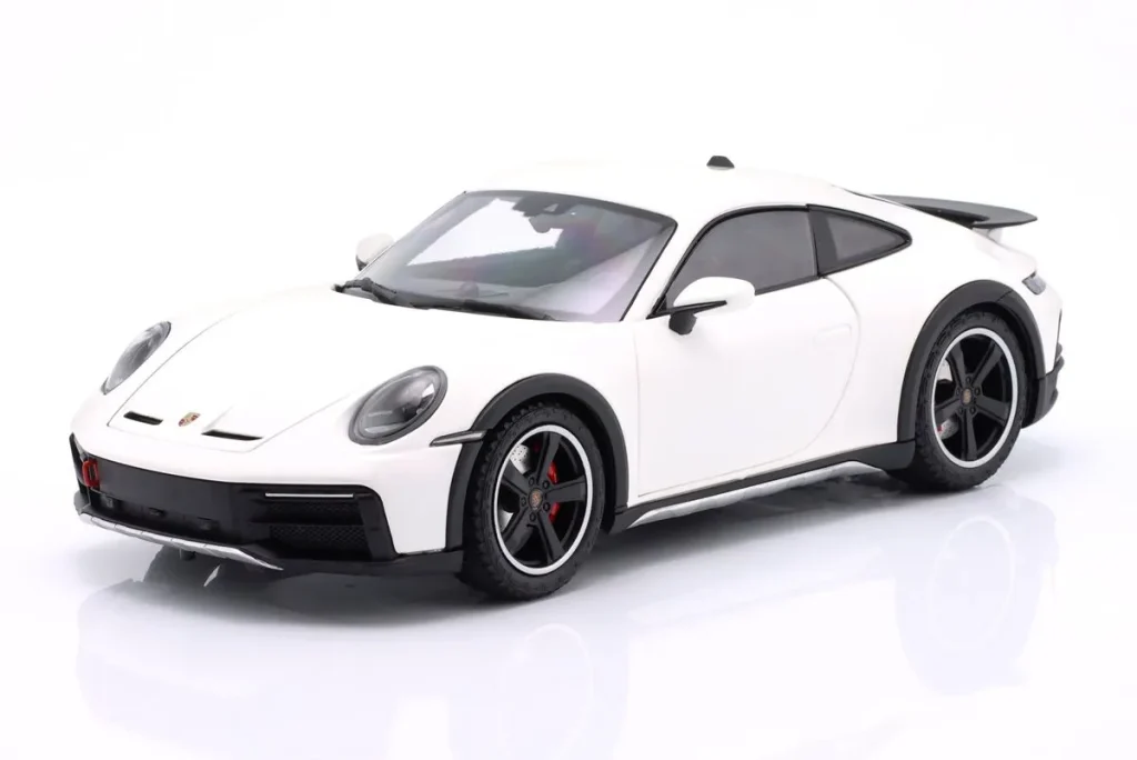 โมเดลรถ 1:18 Porsche 911 (992) Dakar ปี 2022 สีขาว Minichamps