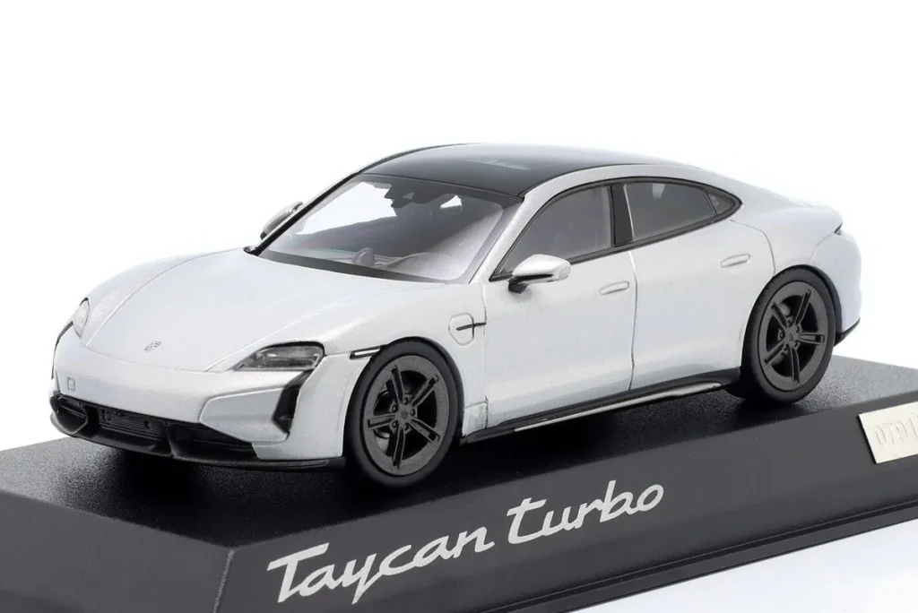 โมเดลรถ 1:43 Porsche Taycan Turbo (J1 PA) สีเทาเมทัลลิก Spark