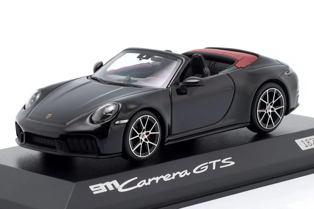 车型 1:43 Porsche 911 (992.2) Carrera GTS Cabriolet 年 2024 黑色 Minichamps