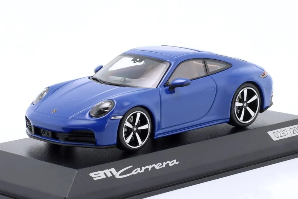 车型 1:43 Porsche 911 (992.2) Carrera Coupé 年 2024 蓝色 Minichamps
