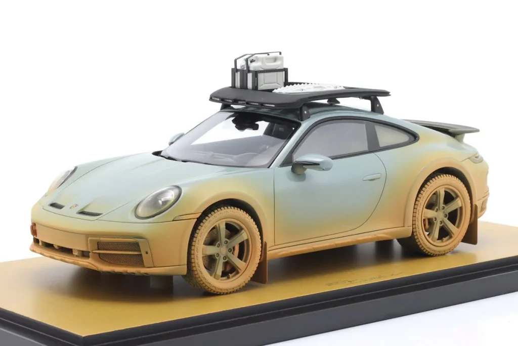 车型 1:18 Porsche 911 (992) Dakar AHEAD 年 2025 绿色 / “Dirty Version” Spark