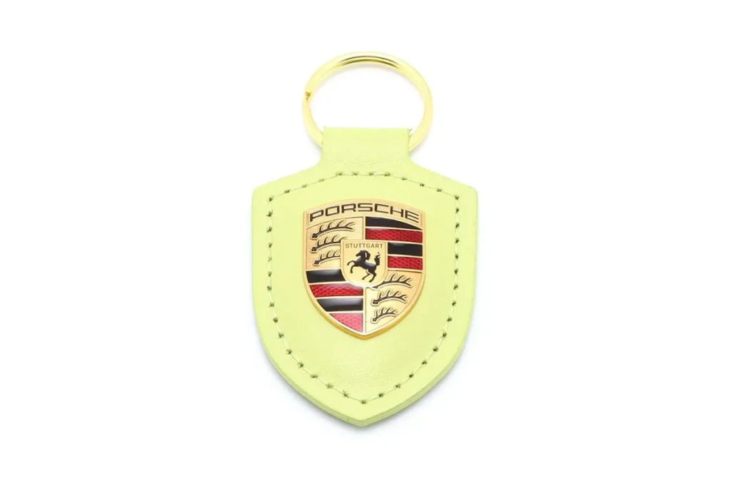 พวงกุญแจ Leder- Porsche Wappen cartagena สีเหลืองเมทัลลิก