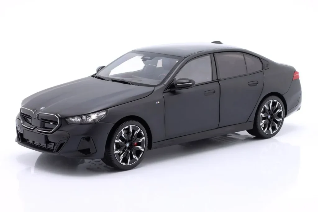 โมเดลรถ 1:18 BMW i5 ปี 2023 สีเทาด้าน Minichamps