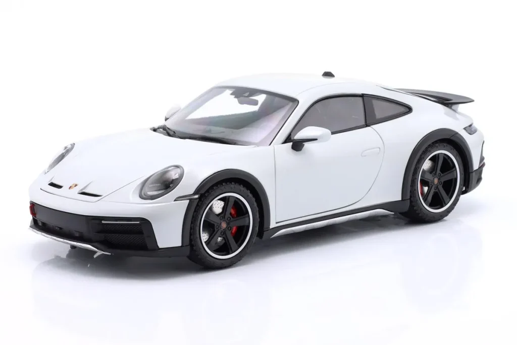 โมเดลรถ 1:18 Porsche 911 (992) Dakar ปี 2022 สีเทาเมทัลลิก Minichamps