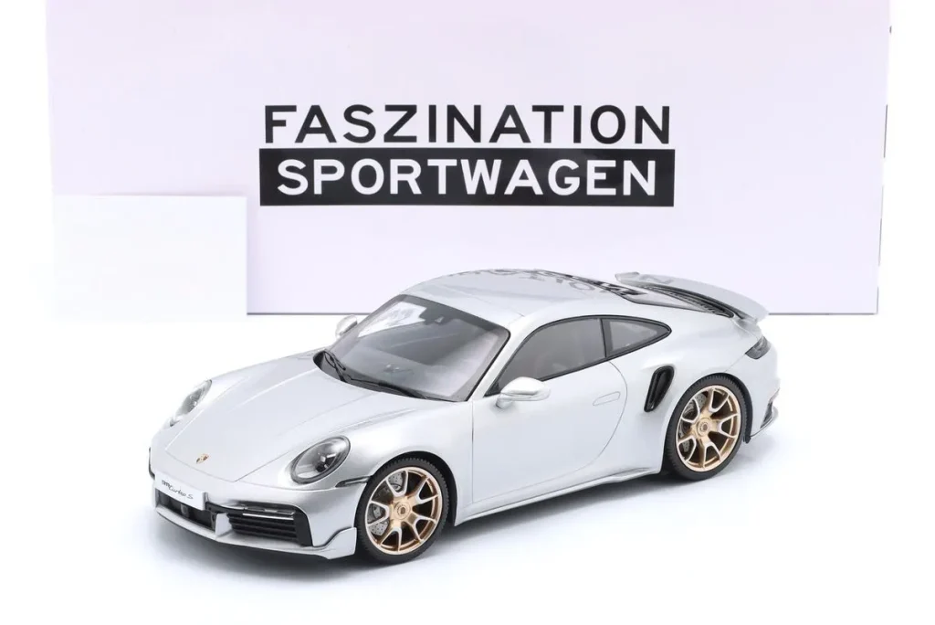 โมเดลรถ 1:18 Porsche 911 (992) Turbo S Coupe ปี 2024 สีเงิน / ทอง ล้อ (Sport Design) Minichamps