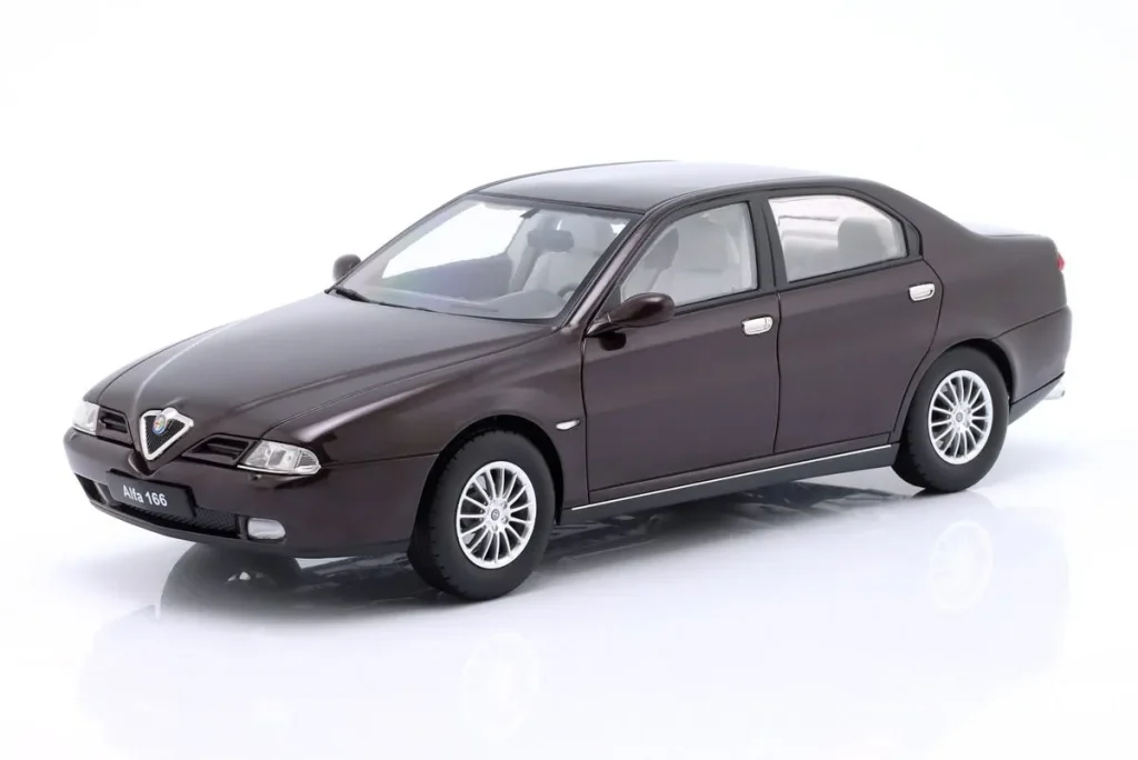 โมเดลรถ 1:18 Alfa Romeo 166 ปี 1999 สีดำเมทัลลิก Triple9