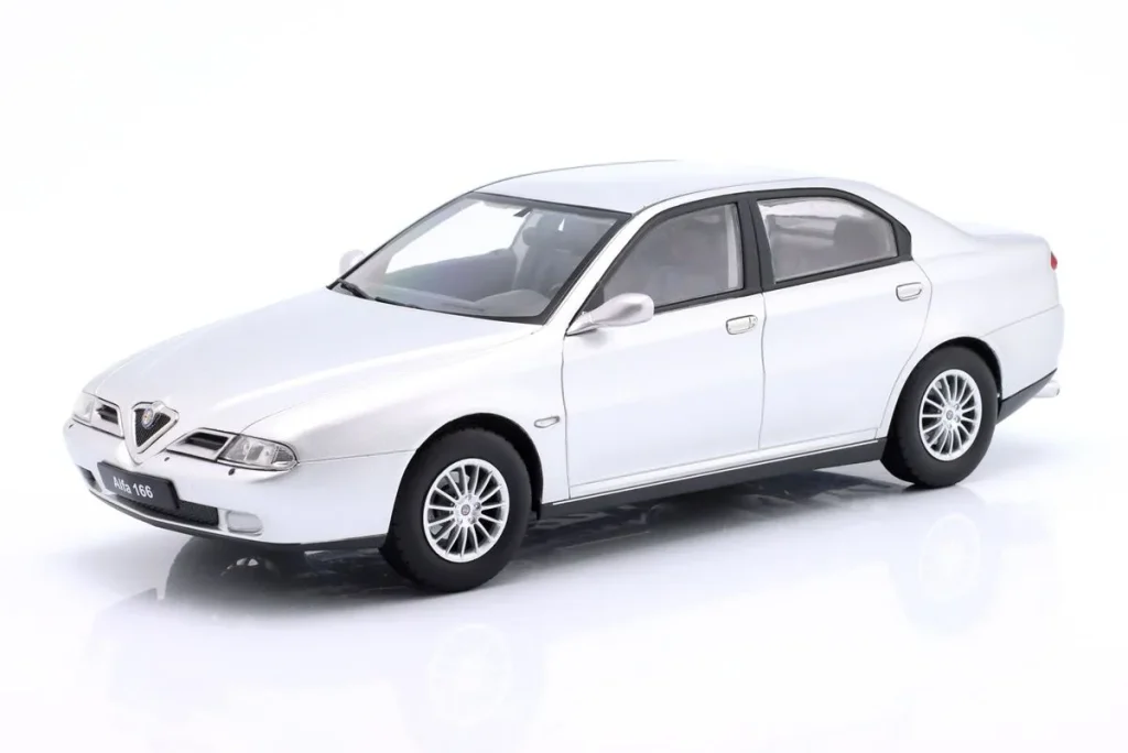 车型 1:18 Alfa Romeo 166 年 1999 金属银 Triple9