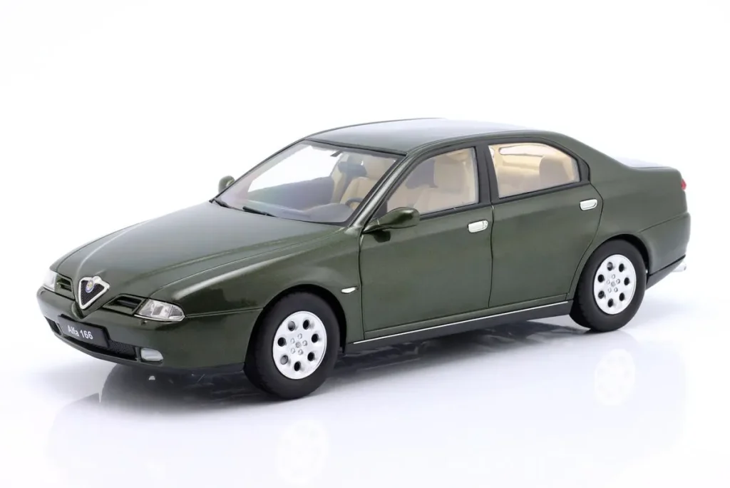 โมเดลรถ 1:18 Alfa Romeo 166 ปี 1999 สีเขียวเมทัลลิก Triple9