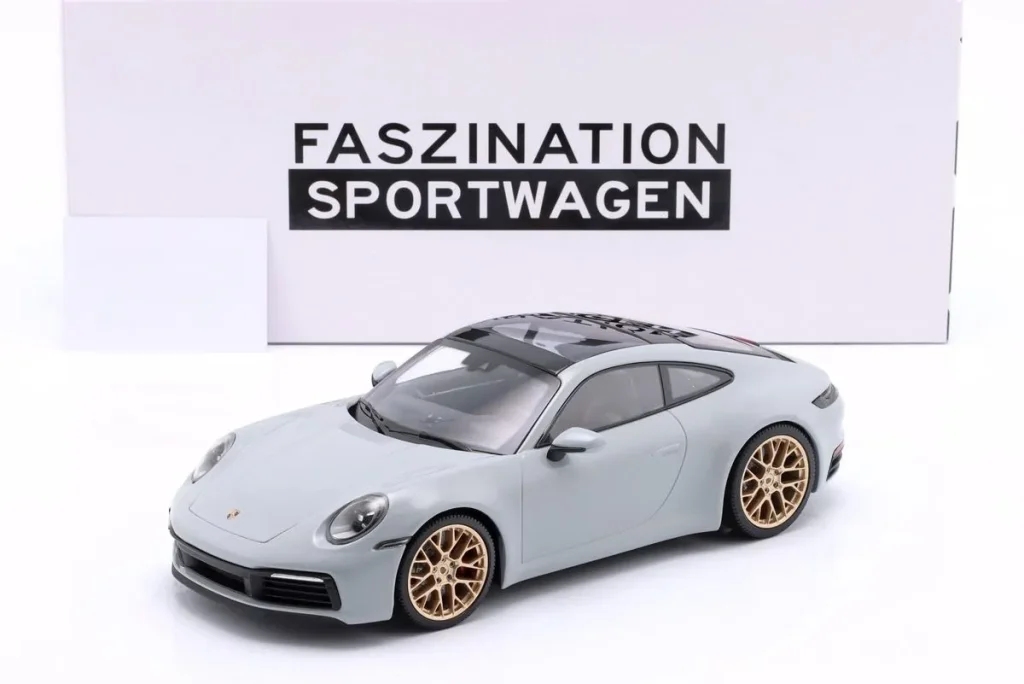 โมเดลรถ 1:18 Porsche 911 (992) Carrera 4S ชุดสะสม “Faszination Sportwagen” ปี 2023 สี kreide / ทอง ล้อ Minichamps