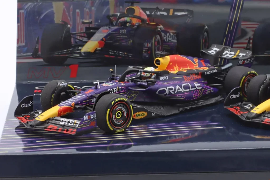 โมเดลรถ 1:43 Red Bull Racing RB19 #1 Max Verstappen, Sergio Pérez ผู้ชนะ และ อันดับ 3 Las Vegas GP ฟอร์มูล่าวัน ปี 2023 Minichamps