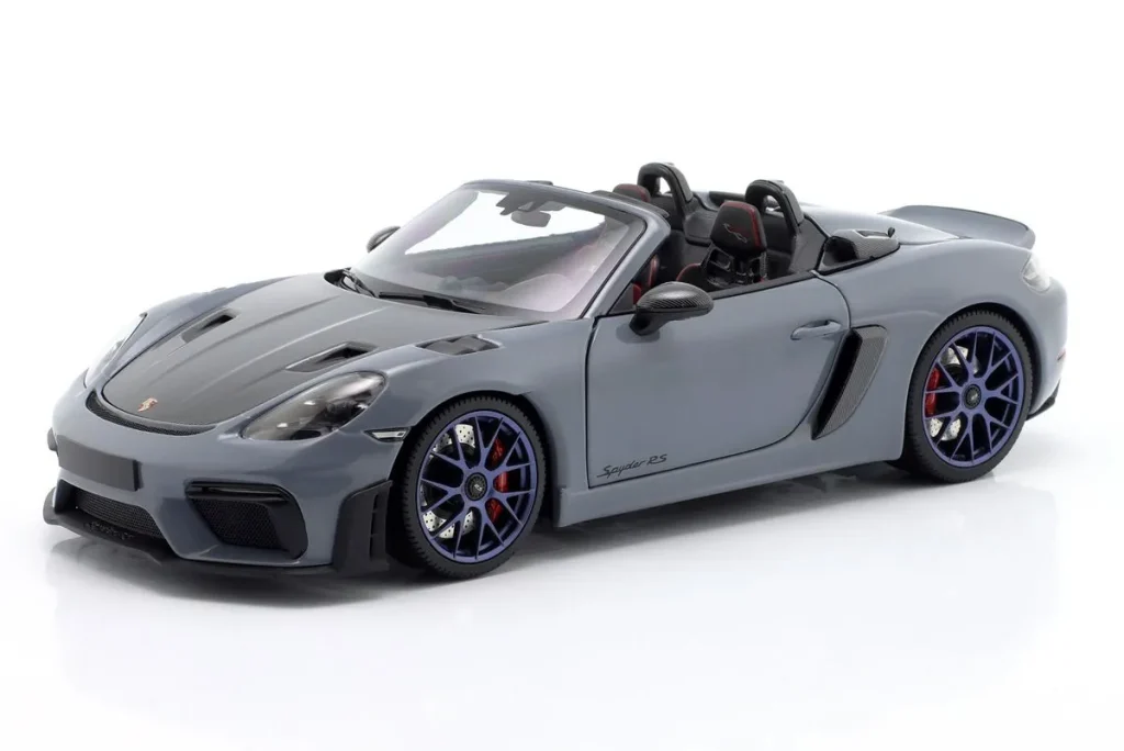 โมเดลรถ 1:18 Porsche 718 Spyder RS พร้อม Weissach-Paket ปี 2024 สีเทา Minichamps