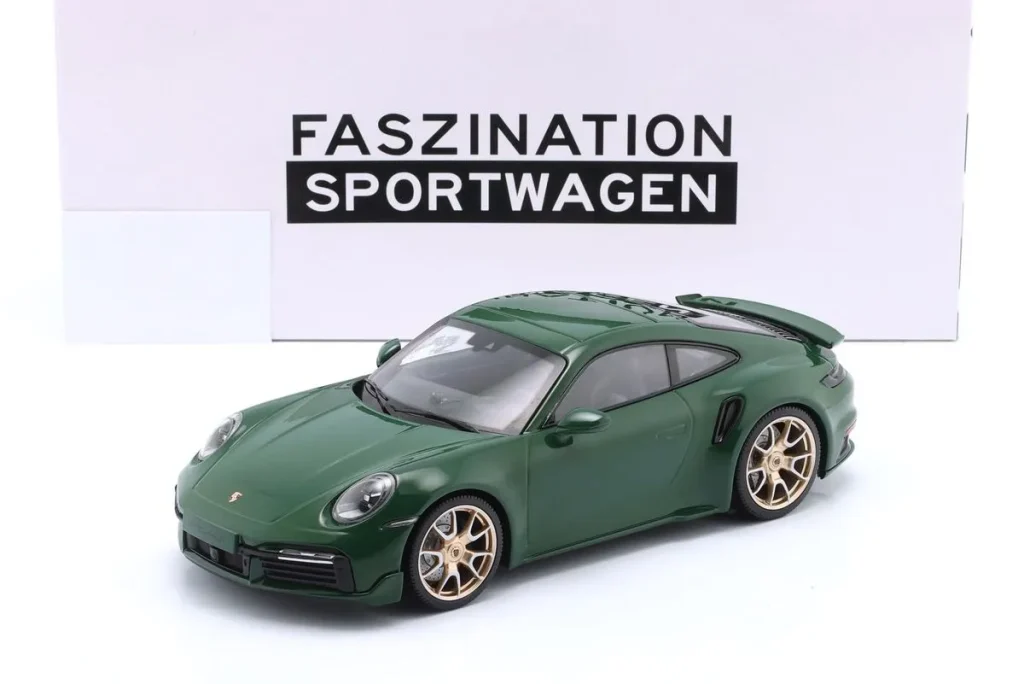 โมเดลรถ 1:18 Porsche 911 (992) Turbo S Coupé Sport Design ชุดสะสม “Faszination Sportwagen” ปี 2024 สีเขียว / ทอง ล้อ Minichamps