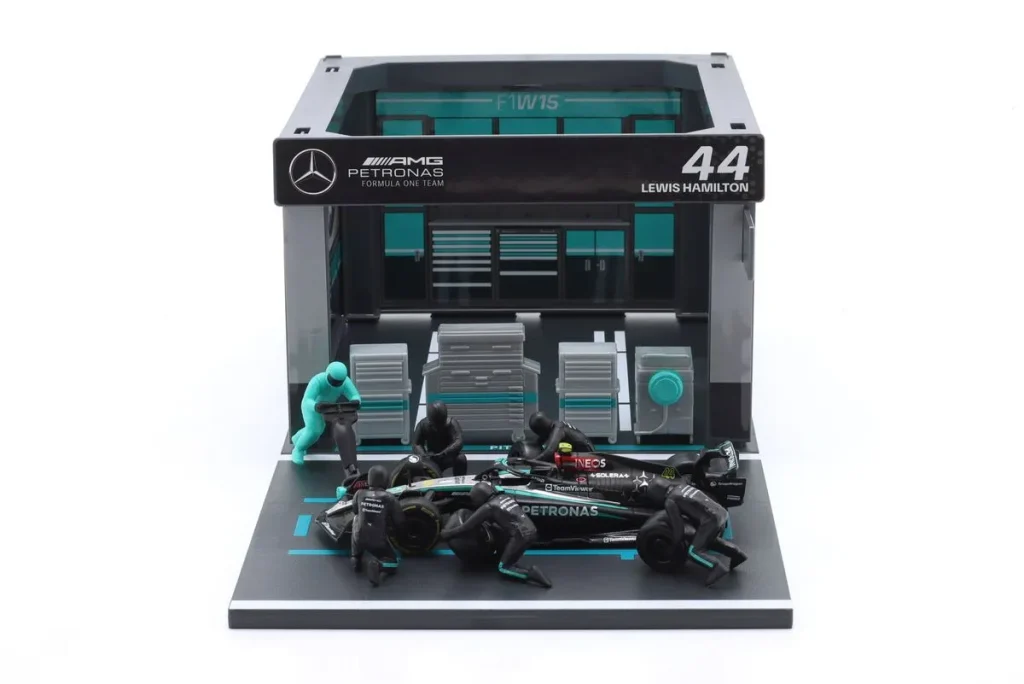 ไดโอรามา 1:43 Mercedes-AMG F1 W15 E Performance #44 Lewis Hamilton ฟอร์มูล่าวัน ปี 2024 Bburago
