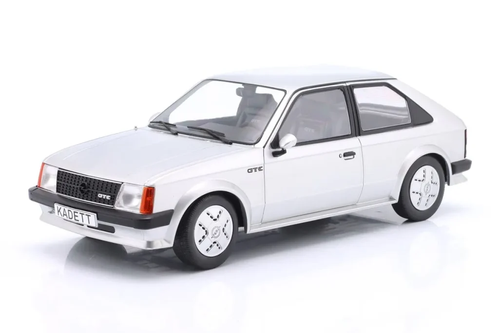 โมเดลรถ 1:18 Opel Kadett D GTE ปี 1983 สีเงินเมทัลลิก ModelCarGroup