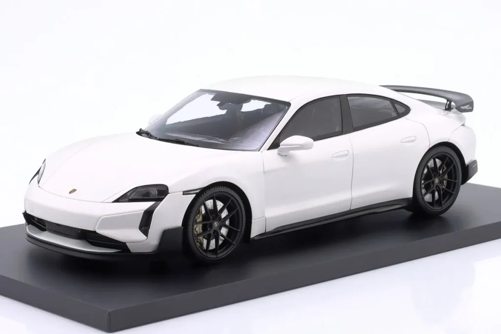 โมเดลรถ 1:18 Porsche Taycan Turbo GT ปี 2024 สีขาว Minichamps