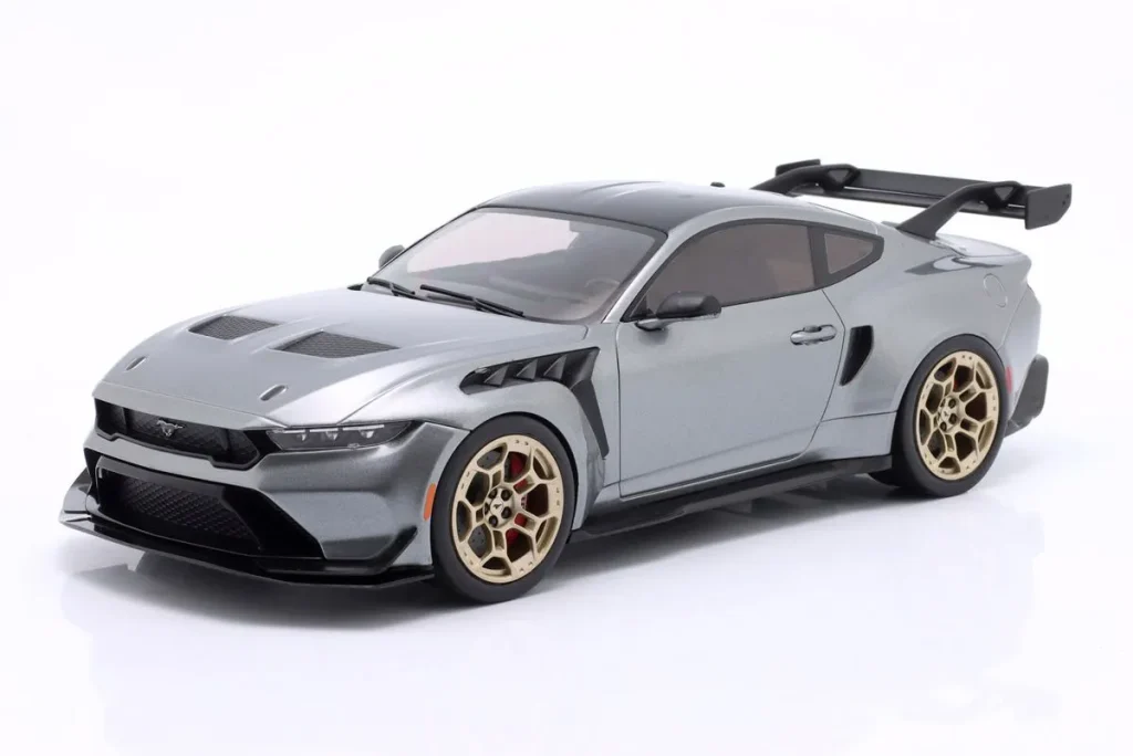 โมเดลรถ 1:18 Ford Mustang GTD ปี 2025 สีเทาเงินเมทัลลิก Ixo